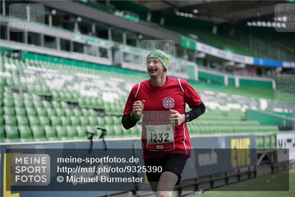 05.10.2025 - 20. swb-Marathon Bremen Michael Burmester http://msf.ph/oto/9325390 05.10.2025 12:34:59 Laufen im Stadion 235, 328, 673, 870, 925, 1221, 1232, 2129, 2151, 5608, 6927, 993, 1034, 1339, 1444, 3552, 7442 meine-sportfotos.de