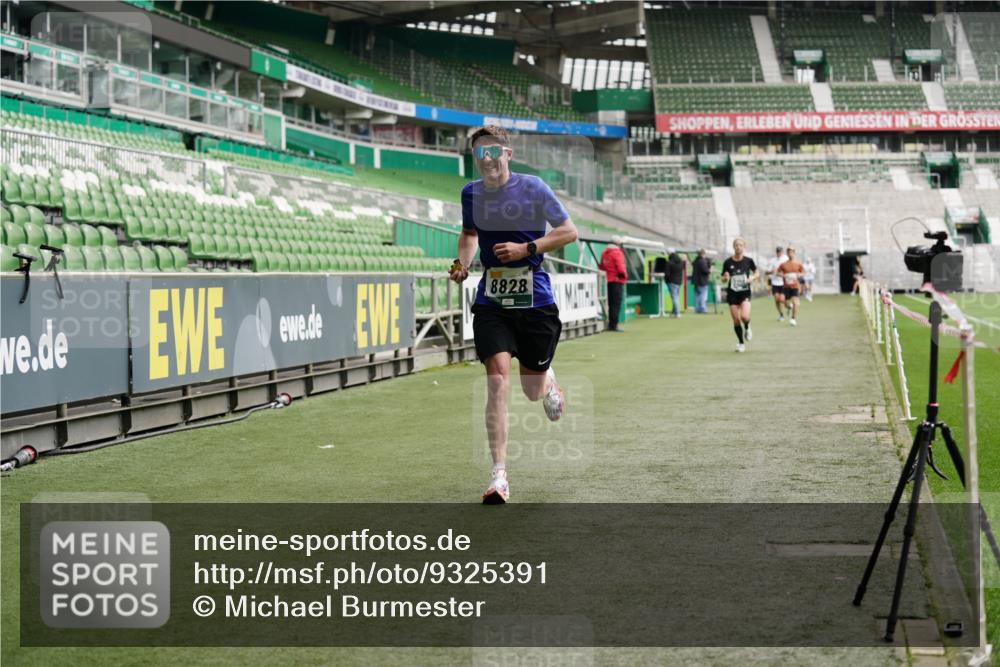 05.10.2025 - 20. swb-Marathon Bremen Michael Burmester http://msf.ph/oto/9325391 05.10.2025 12:44:56 Laufen im Stadion 109, 506, 539, 642, 657, 819, 917, 1055, 1631, 2013, 2188, 2666, 2719, 3150, 3218, 3219, 3251, 3327, 3342, 3982, 4358, 4571, 6302, 6633, 6996, 7099, 7525, 8169, 8351, 8382, 8747, 8828, 9130, 329, 548, 1196, 2092, 2249, 4422, 5908, 7373, 7949, 8030 meine-sportfotos.de