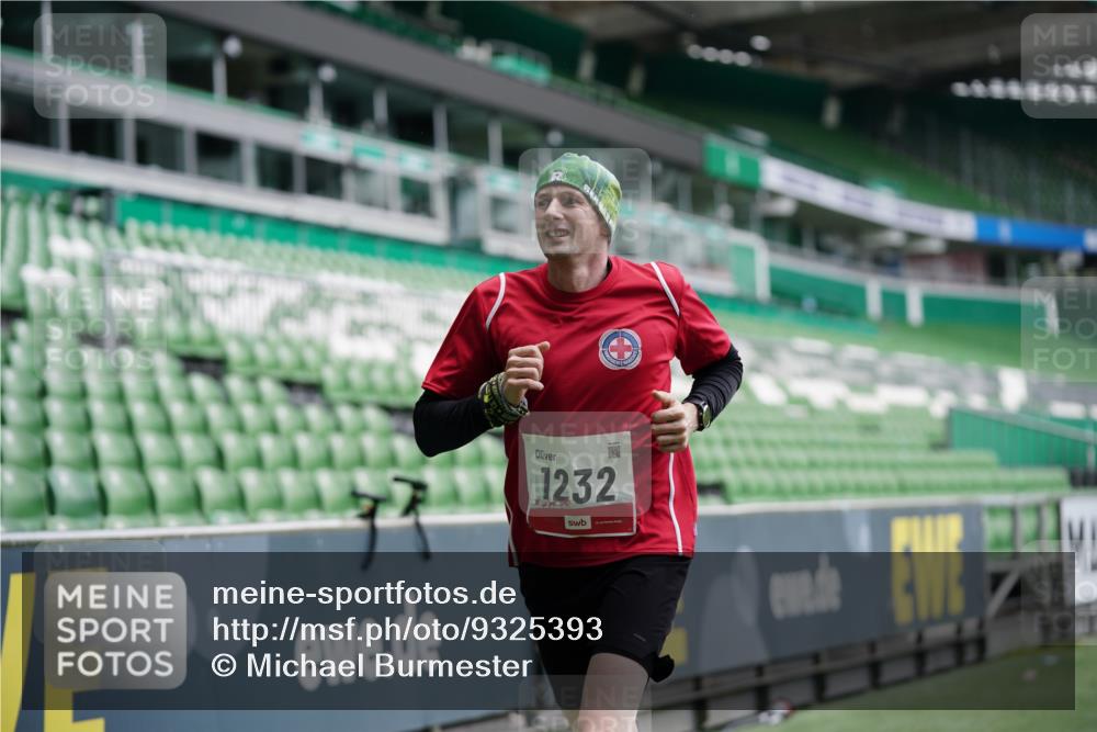 05.10.2025 - 20. swb-Marathon Bremen Michael Burmester http://msf.ph/oto/9325393 05.10.2025 12:34:59 Laufen im Stadion 235, 328, 673, 870, 925, 1221, 1232, 2129, 2151, 5608, 6927, 993, 1034, 1339, 1444, 3552, 7442 meine-sportfotos.de