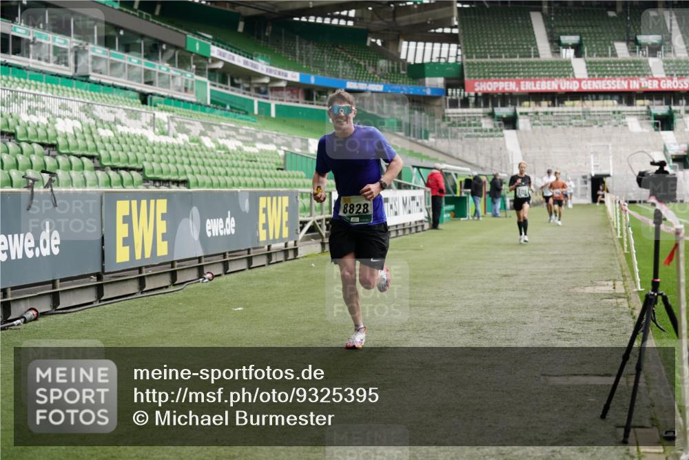05.10.2025 - 20. swb-Marathon Bremen Michael Burmester http://msf.ph/oto/9325395 05.10.2025 12:44:57 Laufen im Stadion 109, 506, 539, 642, 657, 819, 917, 1055, 1631, 1790, 2013, 2188, 2666, 2719, 3150, 3218, 3219, 3251, 3327, 3342, 3982, 4358, 4571, 6302, 6633, 6996, 7099, 7525, 8169, 8351, 8382, 8747, 8828, 9130, 329, 548, 1196, 2092, 2249, 4422, 5908, 7373, 7949, 8030 meine-sportfotos.de