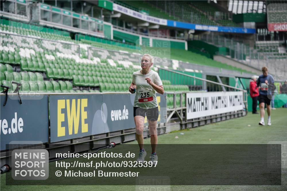 05.10.2025 - 20. swb-Marathon Bremen Michael Burmester http://msf.ph/oto/9325397 05.10.2025 12:35:04 Laufen im Stadion 235, 328, 673, 870, 925, 1221, 1232, 2129, 2151, 5608, 6927, 993, 1034, 1339, 1444 meine-sportfotos.de