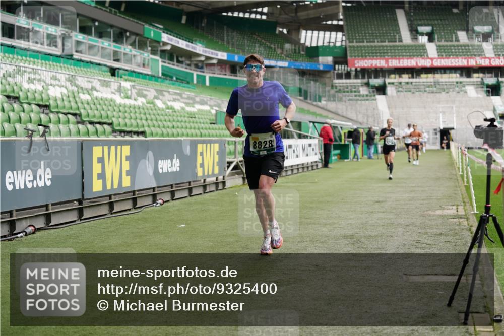 05.10.2025 - 20. swb-Marathon Bremen Michael Burmester http://msf.ph/oto/9325400 05.10.2025 12:44:57 Laufen im Stadion 109, 506, 539, 642, 657, 819, 917, 1055, 1631, 1790, 2013, 2188, 2666, 2719, 3150, 3218, 3219, 3251, 3327, 3342, 3982, 4358, 4571, 6302, 6633, 6996, 7099, 7525, 8169, 8351, 8382, 8747, 8828, 9130, 329, 548, 1196, 2092, 2249, 4422, 5908, 7373, 7949, 8030 meine-sportfotos.de