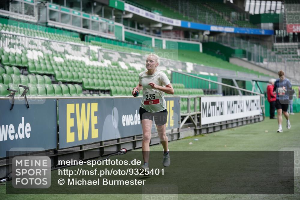 05.10.2025 - 20. swb-Marathon Bremen Michael Burmester http://msf.ph/oto/9325401 05.10.2025 12:35:04 Laufen im Stadion 235, 328, 673, 870, 925, 1221, 1232, 2129, 2151, 5608, 6927, 993, 1034, 1339, 1444 meine-sportfotos.de
