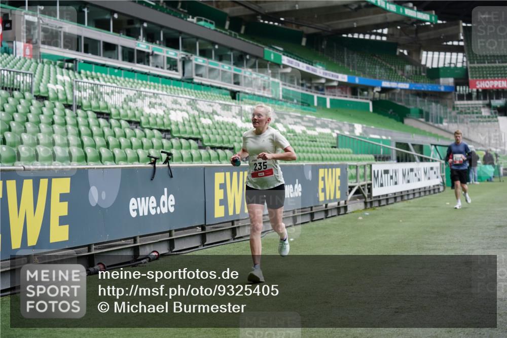 05.10.2025 - 20. swb-Marathon Bremen Michael Burmester http://msf.ph/oto/9325405 05.10.2025 12:35:05 Laufen im Stadion 235, 328, 673, 870, 925, 1221, 1232, 2129, 2151, 5608, 6927, 1034, 1339, 1444 meine-sportfotos.de