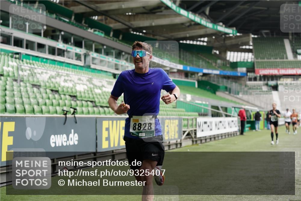 05.10.2025 - 20. swb-Marathon Bremen Michael Burmester http://msf.ph/oto/9325407 05.10.2025 12:44:58 Laufen im Stadion 109, 506, 539, 642, 657, 819, 917, 1055, 1631, 1790, 2013, 2188, 2666, 2719, 3150, 3218, 3219, 3251, 3327, 3342, 3982, 4358, 4571, 6302, 6633, 6996, 7099, 7525, 8169, 8351, 8382, 8747, 8828, 9130, 329, 548, 1196, 2092, 2249, 4422, 5908, 7373, 7949, 8030 meine-sportfotos.de