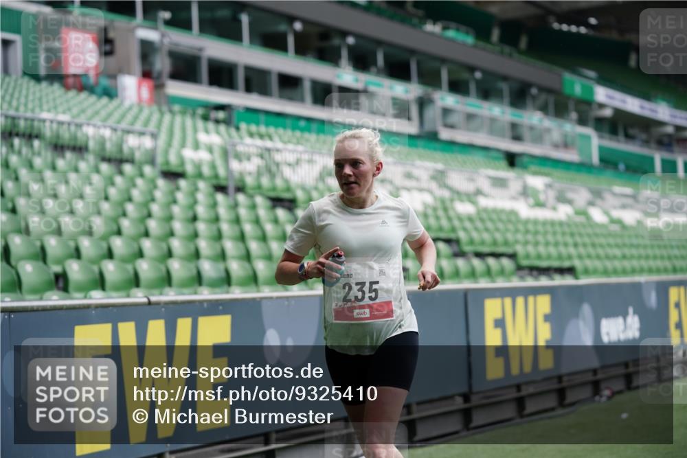 05.10.2025 - 20. swb-Marathon Bremen Michael Burmester http://msf.ph/oto/9325410 05.10.2025 12:35:06 Laufen im Stadion 235, 328, 673, 870, 925, 1221, 1232, 2129, 2151, 5608, 6927, 1034, 1339, 1444 meine-sportfotos.de