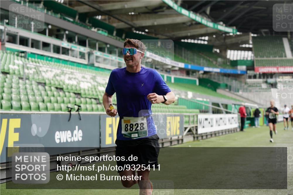 05.10.2025 - 20. swb-Marathon Bremen Michael Burmester http://msf.ph/oto/9325411 05.10.2025 12:44:58 Laufen im Stadion 109, 506, 539, 642, 657, 819, 917, 1055, 1631, 1790, 2013, 2188, 2666, 2719, 3150, 3218, 3219, 3251, 3327, 3342, 3982, 4358, 4571, 6302, 6633, 6996, 7099, 7525, 8169, 8351, 8382, 8747, 8828, 9130, 329, 548, 1196, 2092, 2249, 4422, 5908, 7373, 7949, 8030 meine-sportfotos.de