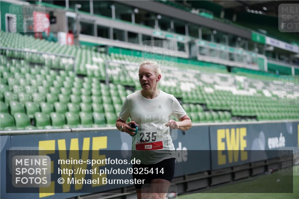 05.10.2025 - 20. swb-Marathon Bremen Michael Burmester http://msf.ph/oto/9325414 05.10.2025 12:35:06 Laufen im Stadion 235, 328, 673, 870, 925, 1221, 1232, 2129, 2151, 5608, 6927, 1034, 1339, 1444 meine-sportfotos.de