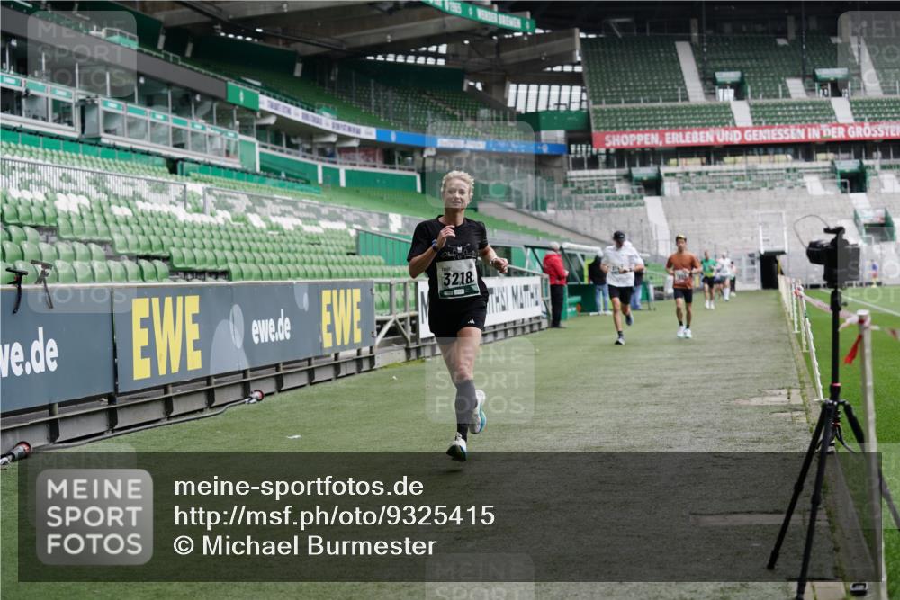 05.10.2025 - 20. swb-Marathon Bremen Michael Burmester http://msf.ph/oto/9325415 05.10.2025 12:45:01 Laufen im Stadion 109, 506, 539, 642, 657, 819, 917, 1055, 1631, 1790, 2013, 2188, 2666, 2719, 3150, 3218, 3219, 3251, 3327, 3342, 3982, 4358, 4571, 6302, 6633, 6996, 7099, 7525, 8169, 8351, 8382, 8747, 8828, 9130, 329, 548, 2092, 4422, 5908, 7373, 7949, 8030 meine-sportfotos.de