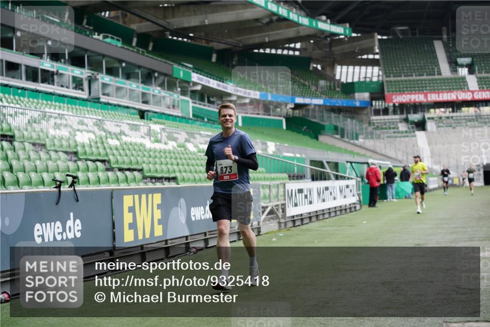 05.10.2025 - 20. swb-Marathon Bremen Michael Burmester http://msf.ph/oto/9325418 05.10.2025 12:35:09 Laufen im Stadion 235, 328, 673, 870, 925, 1221, 1232, 2129, 5608, 6927, 1034, 1444, 2151 meine-sportfotos.de