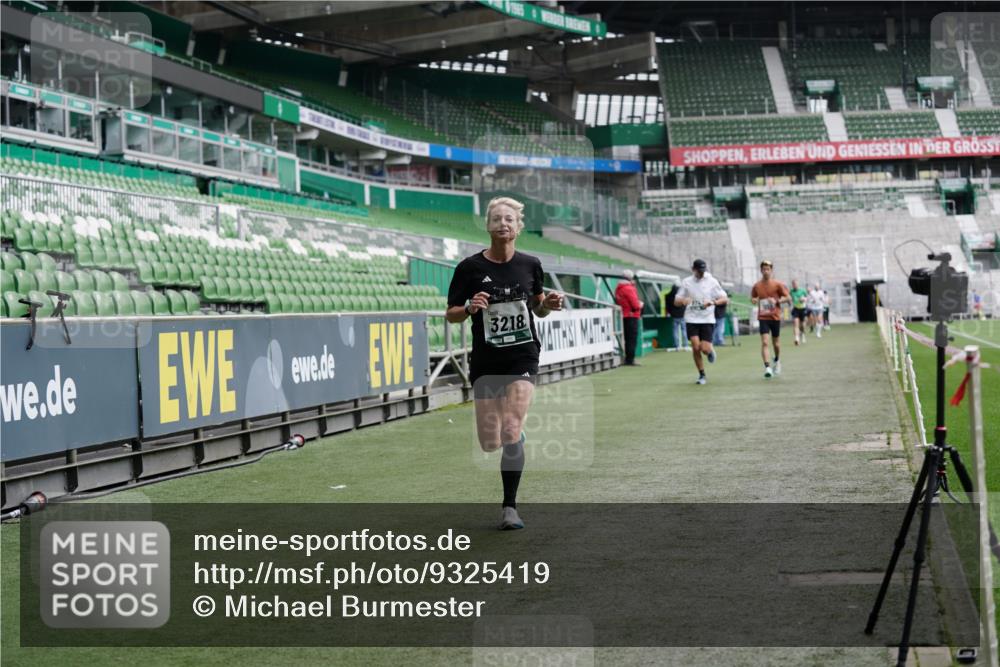 05.10.2025 - 20. swb-Marathon Bremen Michael Burmester http://msf.ph/oto/9325419 05.10.2025 12:45:01 Laufen im Stadion 109, 506, 539, 642, 657, 819, 917, 1055, 1631, 1790, 2013, 2188, 2666, 2719, 3150, 3218, 3219, 3251, 3327, 3342, 3982, 4358, 4571, 6302, 6633, 6996, 7099, 7525, 8169, 8351, 8382, 8747, 8828, 9130, 329, 548, 2092, 4422, 5908, 7373, 7949, 8030 meine-sportfotos.de
