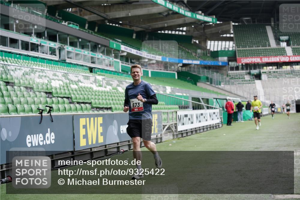 05.10.2025 - 20. swb-Marathon Bremen Michael Burmester http://msf.ph/oto/9325422 05.10.2025 12:35:09 Laufen im Stadion 235, 328, 673, 870, 925, 1221, 1232, 2129, 5608, 6927, 1034, 1444, 2151 meine-sportfotos.de