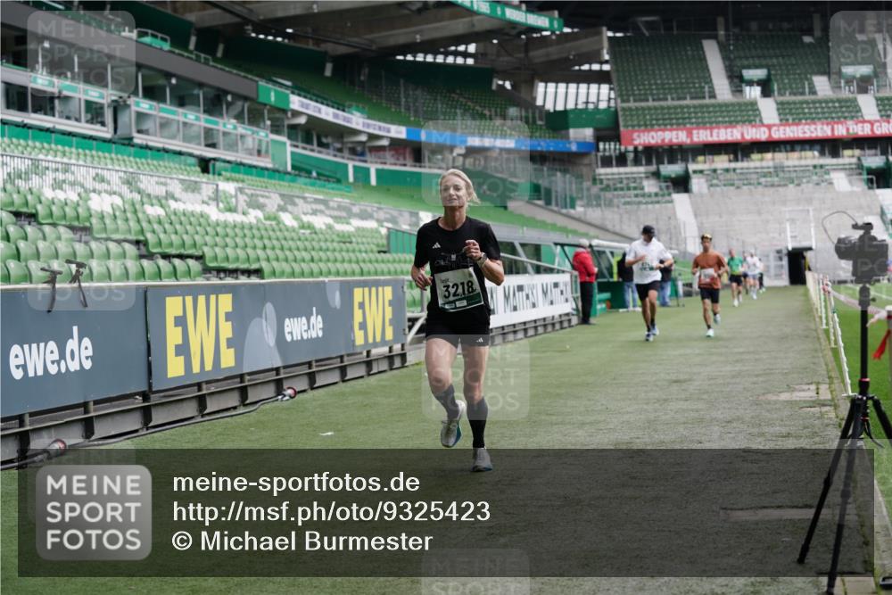05.10.2025 - 20. swb-Marathon Bremen Michael Burmester http://msf.ph/oto/9325423 05.10.2025 12:45:02 Laufen im Stadion 109, 506, 539, 642, 657, 819, 917, 1055, 1631, 1790, 2013, 2188, 2666, 2719, 3150, 3218, 3219, 3251, 3327, 3342, 3982, 4358, 4571, 6302, 6633, 6996, 7099, 7525, 8169, 8351, 8382, 8747, 8828, 9130, 329, 548, 2092, 4422, 5908, 7373, 7949, 8030 meine-sportfotos.de