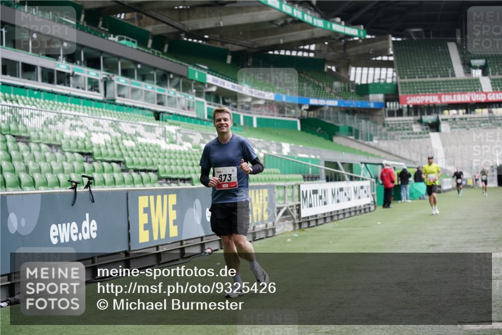 05.10.2025 - 20. swb-Marathon Bremen Michael Burmester http://msf.ph/oto/9325426 05.10.2025 12:35:09 Laufen im Stadion 235, 328, 673, 870, 925, 1221, 1232, 2129, 5608, 6927, 1034, 1444, 2151 meine-sportfotos.de
