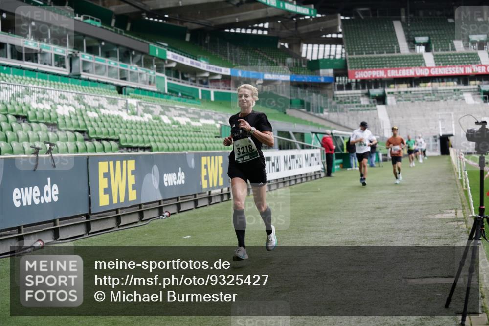 05.10.2025 - 20. swb-Marathon Bremen Michael Burmester http://msf.ph/oto/9325427 05.10.2025 12:45:02 Laufen im Stadion 109, 506, 539, 642, 657, 819, 917, 1055, 1631, 1790, 2013, 2188, 2666, 2719, 3150, 3218, 3219, 3251, 3327, 3342, 3982, 4358, 4571, 6302, 6633, 6996, 7099, 7525, 8169, 8351, 8382, 8747, 8828, 9130, 329, 548, 2092, 4422, 5908, 7373, 7949, 8030 meine-sportfotos.de
