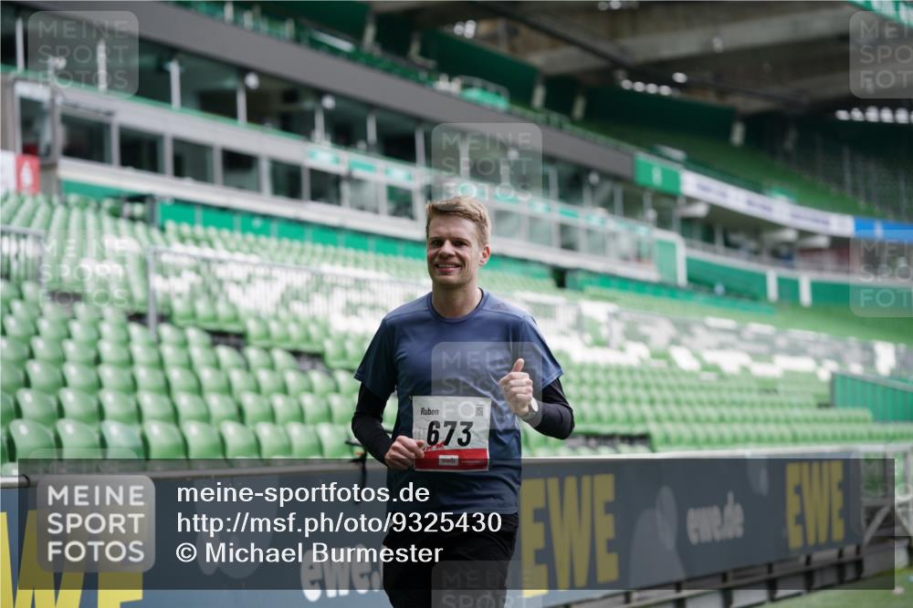 05.10.2025 - 20. swb-Marathon Bremen Michael Burmester http://msf.ph/oto/9325430 05.10.2025 12:35:10 Laufen im Stadion 235, 328, 673, 870, 925, 1221, 1232, 2129, 5608, 6927, 1034, 1444, 2151 meine-sportfotos.de