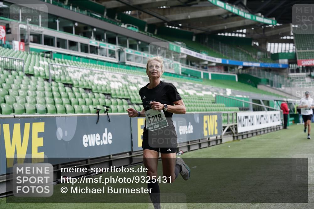 05.10.2025 - 20. swb-Marathon Bremen Michael Burmester http://msf.ph/oto/9325431 05.10.2025 12:45:02 Laufen im Stadion 109, 506, 539, 642, 657, 819, 917, 1055, 1631, 1790, 2013, 2188, 2666, 2719, 3150, 3218, 3219, 3251, 3327, 3342, 3982, 4358, 4571, 6302, 6633, 6996, 7099, 7525, 8169, 8351, 8382, 8747, 8828, 9130, 329, 548, 2092, 4422, 5908, 7373, 7949, 8030 meine-sportfotos.de