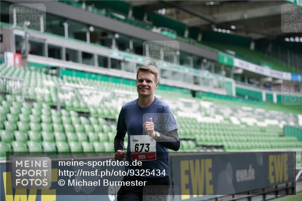 05.10.2025 - 20. swb-Marathon Bremen Michael Burmester http://msf.ph/oto/9325434 05.10.2025 12:35:10 Laufen im Stadion 235, 328, 673, 870, 925, 1221, 1232, 2129, 5608, 6927, 1034, 1444, 2151 meine-sportfotos.de