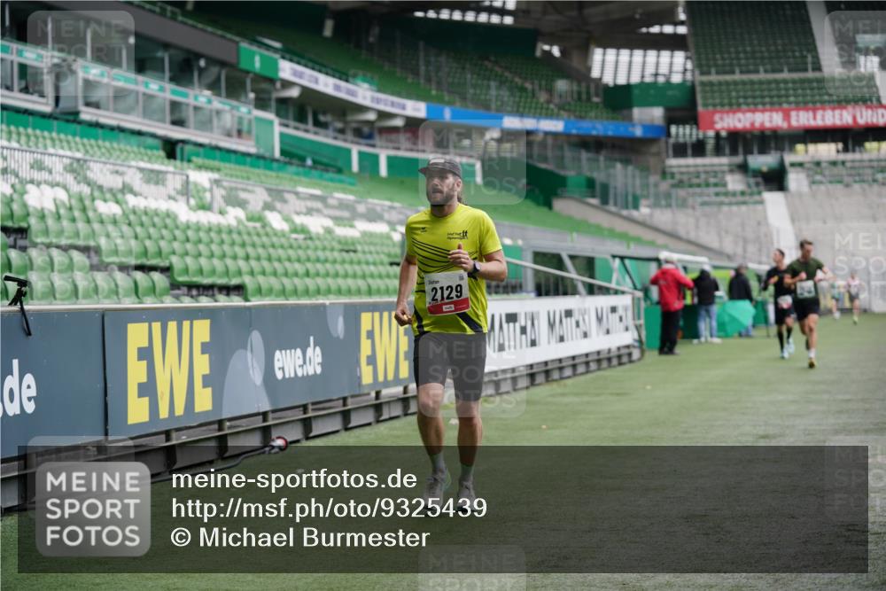 05.10.2025 - 20. swb-Marathon Bremen Michael Burmester http://msf.ph/oto/9325439 05.10.2025 12:35:16 Laufen im Stadion 235, 328, 673, 870, 925, 1000, 1221, 1232, 2129, 2838, 5608, 6927, 2151 meine-sportfotos.de