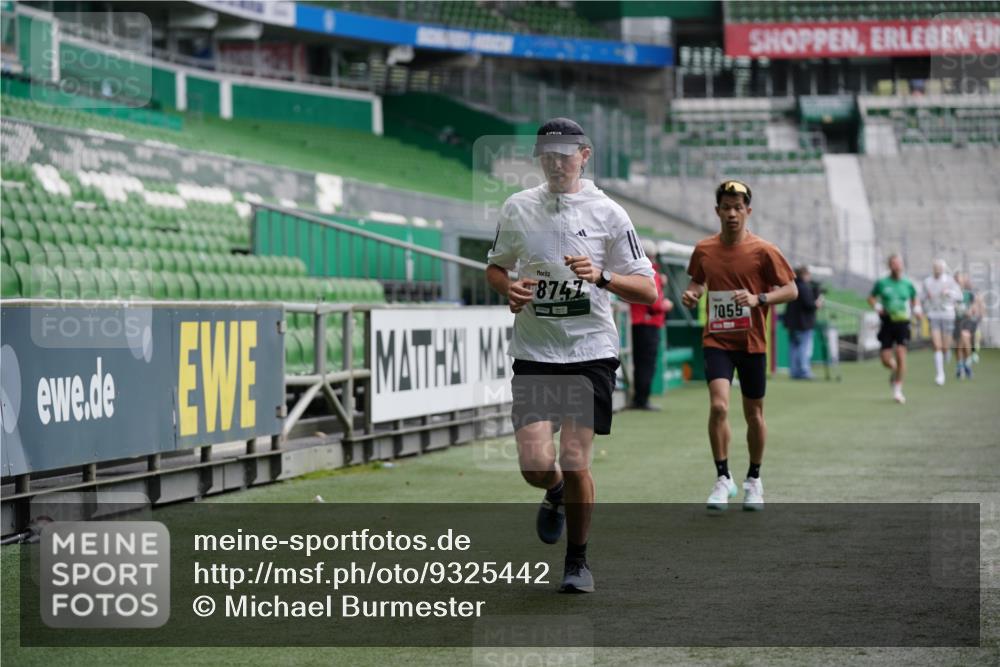 05.10.2025 - 20. swb-Marathon Bremen Michael Burmester http://msf.ph/oto/9325442 05.10.2025 12:45:05 Laufen im Stadion 109, 539, 642, 657, 819, 917, 1055, 1631, 1790, 1883, 2013, 2188, 2666, 2719, 3150, 3218, 3219, 3251, 3327, 3342, 3982, 4358, 4571, 6302, 6633, 6996, 7525, 8169, 8351, 8382, 8747, 8828, 9130, 329, 506, 548, 2092, 4422, 7099, 7373 meine-sportfotos.de