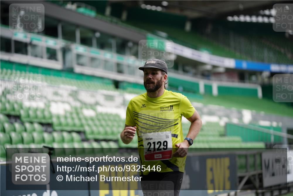 05.10.2025 - 20. swb-Marathon Bremen Michael Burmester http://msf.ph/oto/9325446 05.10.2025 12:35:17 Laufen im Stadion 235, 328, 673, 870, 925, 1000, 1221, 1232, 2129, 2838, 5608, 6927, 2151 meine-sportfotos.de
