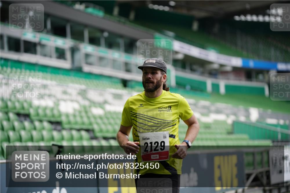 05.10.2025 - 20. swb-Marathon Bremen Michael Burmester http://msf.ph/oto/9325450 05.10.2025 12:35:17 Laufen im Stadion 235, 328, 673, 870, 925, 1000, 1221, 1232, 2129, 2838, 5608, 6927, 2151 meine-sportfotos.de