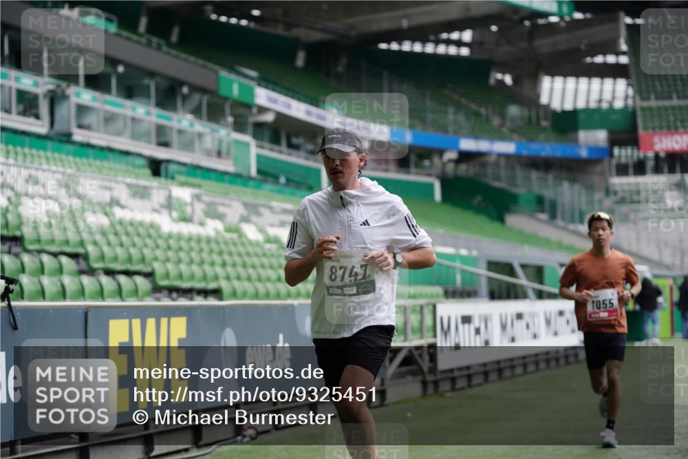 05.10.2025 - 20. swb-Marathon Bremen Michael Burmester http://msf.ph/oto/9325451 05.10.2025 12:45:07 Laufen im Stadion 109, 539, 642, 657, 819, 1055, 1146, 1631, 1790, 1883, 2013, 2188, 2666, 2719, 3150, 3197, 3218, 3219, 3251, 3327, 3342, 3982, 4358, 4571, 6302, 6633, 6996, 7525, 8169, 8351, 8382, 8747, 8828, 9130, 329, 506, 917, 2092, 4422, 7099, 7373, 7525 meine-sportfotos.de