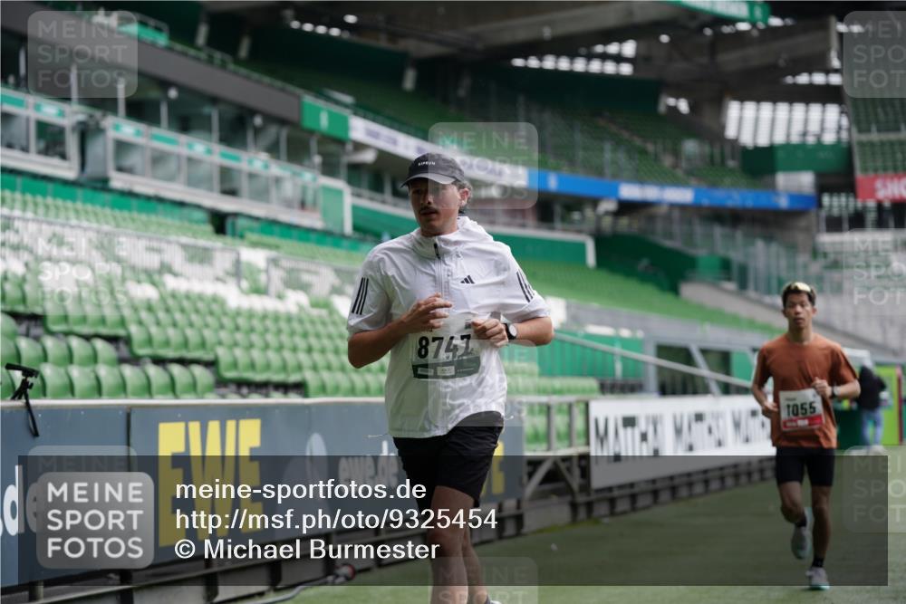 05.10.2025 - 20. swb-Marathon Bremen Michael Burmester http://msf.ph/oto/9325454 05.10.2025 12:45:07 Laufen im Stadion 109, 539, 642, 657, 819, 1055, 1146, 1631, 1790, 1883, 2013, 2188, 2666, 2719, 3150, 3197, 3218, 3219, 3251, 3327, 3342, 3982, 4358, 4571, 6302, 6633, 6996, 7525, 8169, 8351, 8382, 8747, 8828, 9130, 329, 506, 917, 2092, 4422, 7099, 7373, 7525 meine-sportfotos.de