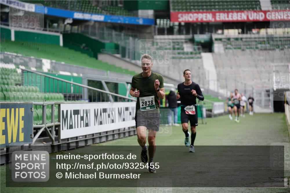 05.10.2025 - 20. swb-Marathon Bremen Michael Burmester http://msf.ph/oto/9325455 05.10.2025 12:35:20 Laufen im Stadion 235, 328, 673, 870, 925, 1000, 1221, 1232, 2129, 2838, 5608, 6927, 870, 1221, 2151 meine-sportfotos.de