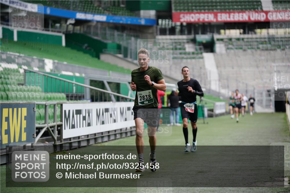 05.10.2025 - 20. swb-Marathon Bremen Michael Burmester http://msf.ph/oto/9325458 05.10.2025 12:35:20 Laufen im Stadion 235, 328, 673, 870, 925, 1000, 1221, 1232, 2129, 2838, 5608, 6927, 870, 1221, 2151 meine-sportfotos.de