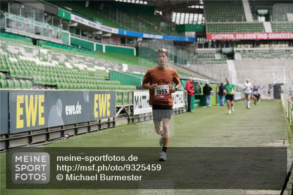 05.10.2025 - 20. swb-Marathon Bremen Michael Burmester http://msf.ph/oto/9325459 05.10.2025 12:45:08 Laufen im Stadion 109, 539, 642, 657, 819, 1055, 1146, 1631, 1790, 1883, 2013, 2188, 2666, 2719, 3150, 3197, 3218, 3219, 3251, 3327, 3342, 3982, 4358, 4571, 6150, 6302, 6633, 6996, 8169, 8351, 8382, 8747, 8828, 9130, 329, 506, 917, 2092, 4422, 7099, 7373, 7525 meine-sportfotos.de