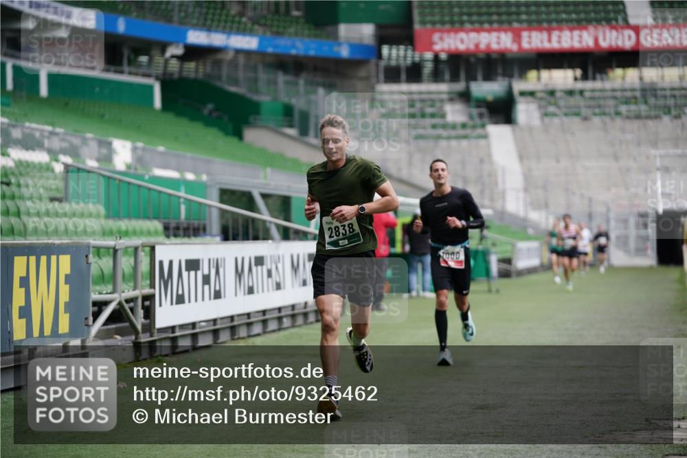 05.10.2025 - 20. swb-Marathon Bremen Michael Burmester http://msf.ph/oto/9325462 05.10.2025 12:35:20 Laufen im Stadion 235, 328, 673, 870, 925, 1000, 1221, 1232, 2129, 2838, 5608, 6927, 870, 1221, 2151 meine-sportfotos.de