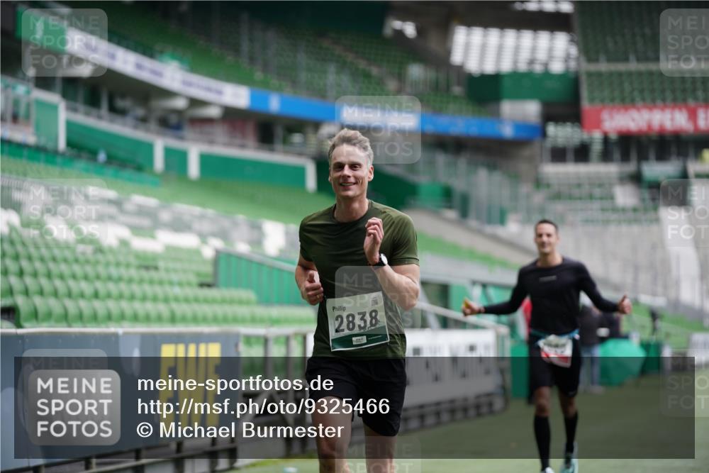 05.10.2025 - 20. swb-Marathon Bremen Michael Burmester http://msf.ph/oto/9325466 05.10.2025 12:35:21 Laufen im Stadion 235, 328, 673, 925, 1000, 1232, 2129, 2838, 5608, 6927, 870, 1221, 2151 meine-sportfotos.de