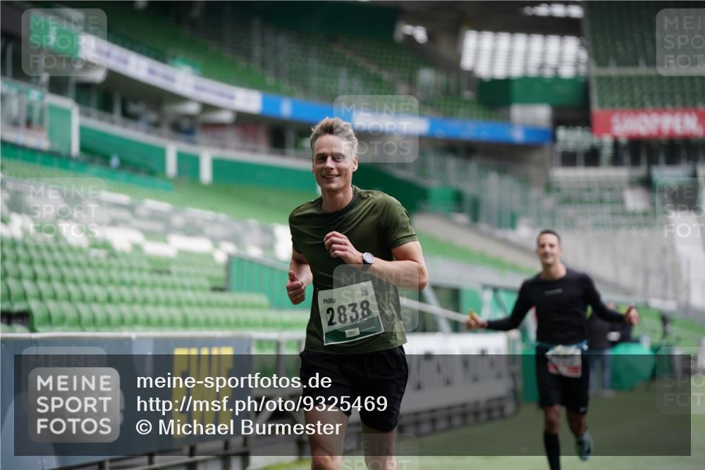 05.10.2025 - 20. swb-Marathon Bremen Michael Burmester http://msf.ph/oto/9325469 05.10.2025 12:35:22 Laufen im Stadion 235, 328, 673, 925, 1000, 1232, 2129, 2838, 5608, 6927, 870, 925, 1221, 2151, 6927 meine-sportfotos.de