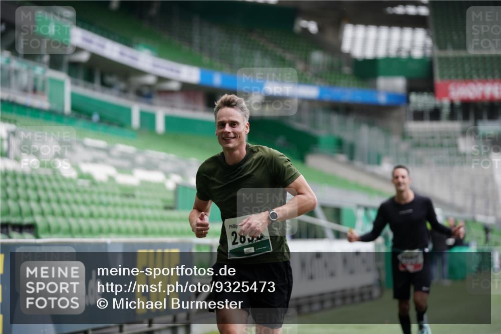 05.10.2025 - 20. swb-Marathon Bremen Michael Burmester http://msf.ph/oto/9325473 05.10.2025 12:35:22 Laufen im Stadion 235, 328, 673, 925, 1000, 1232, 2129, 2838, 5608, 6927, 870, 925, 1221, 2151, 6927 meine-sportfotos.de