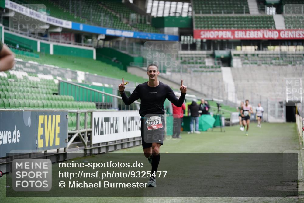 05.10.2025 - 20. swb-Marathon Bremen Michael Burmester http://msf.ph/oto/9325477 05.10.2025 12:35:23 Laufen im Stadion 235, 328, 673, 1000, 1232, 2129, 2838, 5608, 870, 925, 1221, 2151, 5608, 6927 meine-sportfotos.de