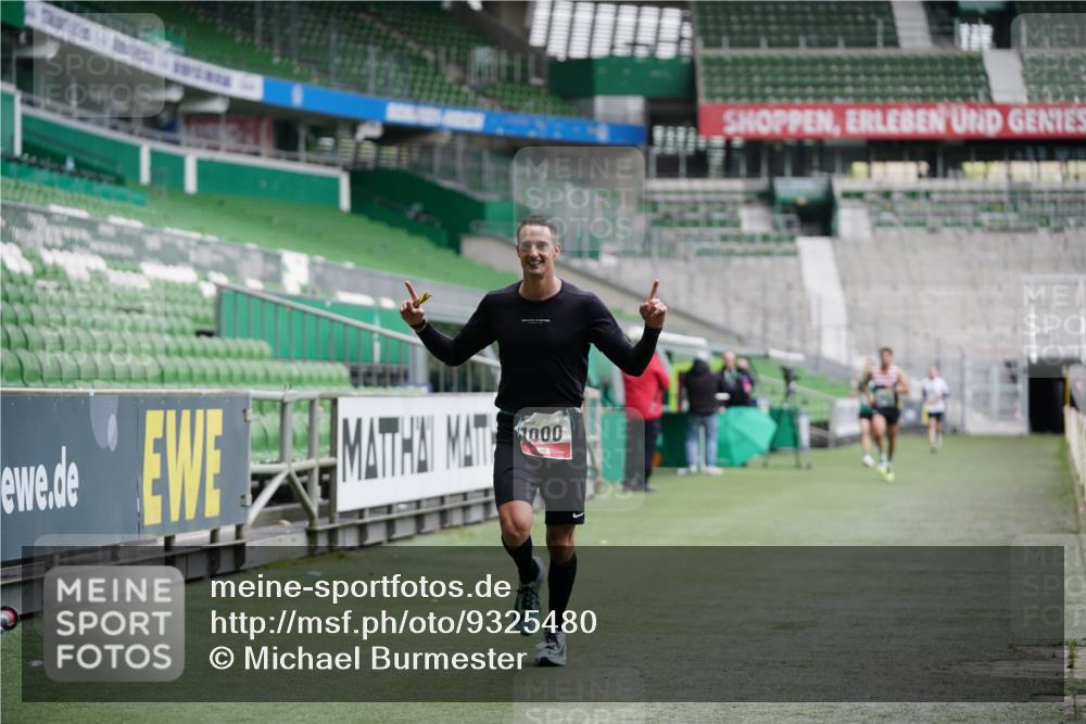 05.10.2025 - 20. swb-Marathon Bremen Michael Burmester http://msf.ph/oto/9325480 05.10.2025 12:35:23 Laufen im Stadion 235, 328, 673, 1000, 1232, 2129, 2838, 5608, 870, 925, 1221, 2151, 5608, 6927 meine-sportfotos.de