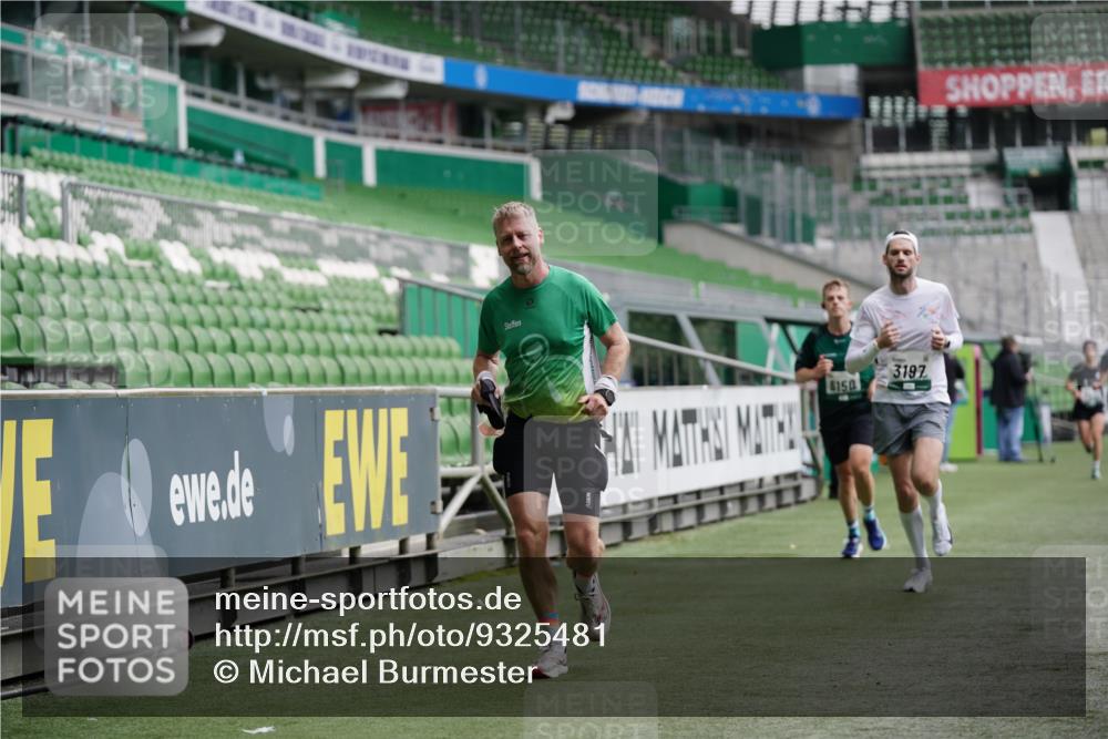 05.10.2025 - 20. swb-Marathon Bremen Michael Burmester http://msf.ph/oto/9325481 05.10.2025 12:45:15 Laufen im Stadion 109, 642, 657, 819, 1055, 1146, 1631, 1790, 1883, 2013, 2188, 2666, 2719, 3197, 3218, 3219, 3251, 3327, 3342, 4358, 4571, 4786, 6150, 6302, 6633, 6996, 7440, 8169, 8351, 8382, 8747, 8828, 9130, 506, 539, 917, 3150, 3982, 7099, 7525 meine-sportfotos.de