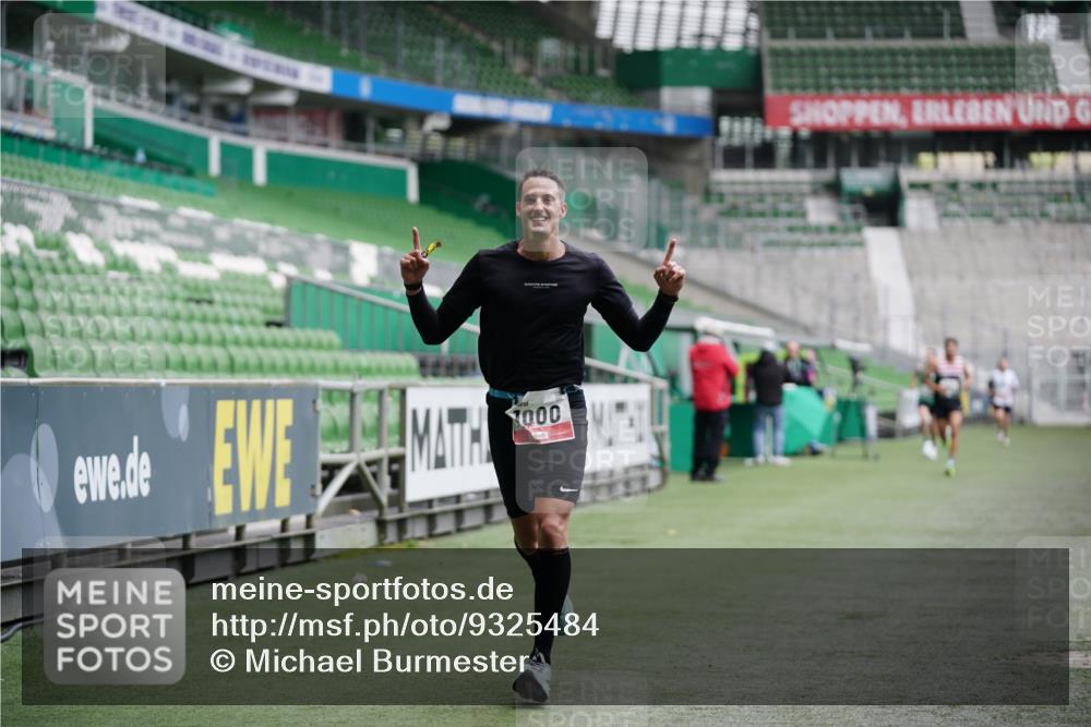05.10.2025 - 20. swb-Marathon Bremen Michael Burmester http://msf.ph/oto/9325484 05.10.2025 12:35:23 Laufen im Stadion 235, 328, 673, 1000, 1232, 2129, 2838, 5608, 870, 925, 1221, 2151, 5608, 6927 meine-sportfotos.de