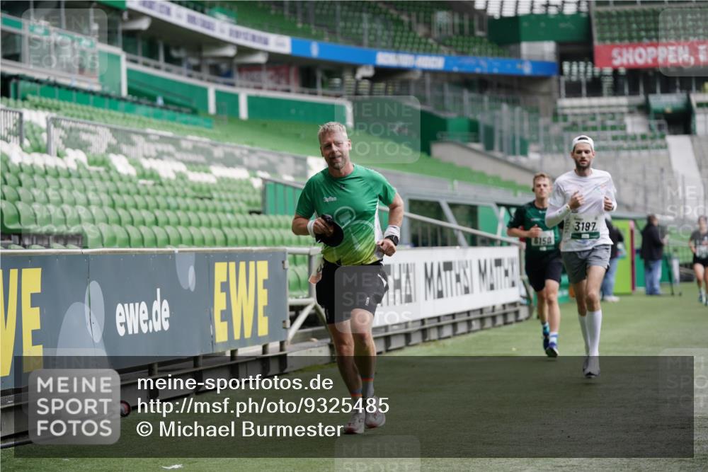 05.10.2025 - 20. swb-Marathon Bremen Michael Burmester http://msf.ph/oto/9325485 05.10.2025 12:45:15 Laufen im Stadion 109, 642, 657, 819, 1055, 1146, 1631, 1790, 1883, 2013, 2188, 2666, 2719, 3197, 3218, 3219, 3251, 3327, 3342, 4358, 4571, 4786, 6150, 6302, 6633, 6996, 7440, 8169, 8351, 8382, 8747, 8828, 9130, 506, 539, 917, 3150, 3982, 7099, 7525 meine-sportfotos.de