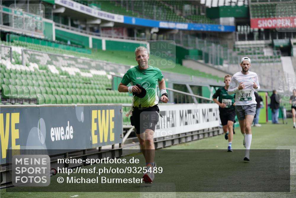 05.10.2025 - 20. swb-Marathon Bremen Michael Burmester http://msf.ph/oto/9325489 05.10.2025 12:45:15 Laufen im Stadion 109, 642, 657, 819, 1055, 1146, 1631, 1790, 1883, 2013, 2188, 2666, 2719, 3197, 3218, 3219, 3251, 3327, 3342, 4358, 4571, 4786, 6150, 6302, 6633, 6996, 7440, 8169, 8351, 8382, 8747, 8828, 9130, 506, 539, 917, 3150, 3982, 7099, 7525 meine-sportfotos.de