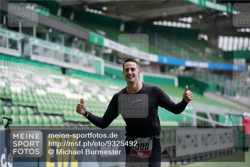 05.10.2025 - 20. swb-Marathon Bremen Michael Burmester http://msf.ph/oto/9325492 05.10.2025 12:35:24 Laufen im Stadion 235, 328, 673, 1000, 1232, 2129, 2838, 870, 925, 1221, 2151, 5608, 6927 meine-sportfotos.de
