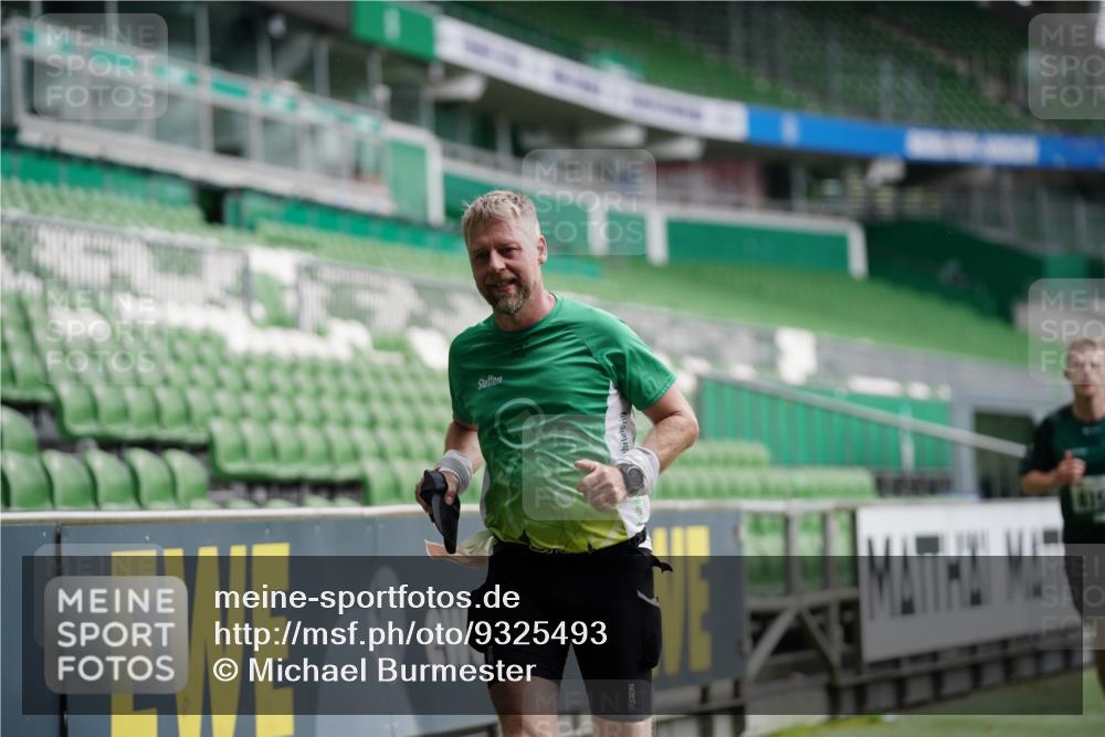 05.10.2025 - 20. swb-Marathon Bremen Michael Burmester http://msf.ph/oto/9325493 05.10.2025 12:45:16 Laufen im Stadion 109, 642, 657, 819, 1055, 1146, 1631, 1790, 1883, 2013, 2188, 2666, 2719, 3197, 3218, 3219, 3251, 3327, 3342, 4358, 4571, 4786, 6150, 6302, 6633, 6996, 7440, 8169, 8351, 8382, 8747, 8828, 9130, 506, 539, 657, 917, 3150, 3219, 3982, 7099, 7525 meine-sportfotos.de