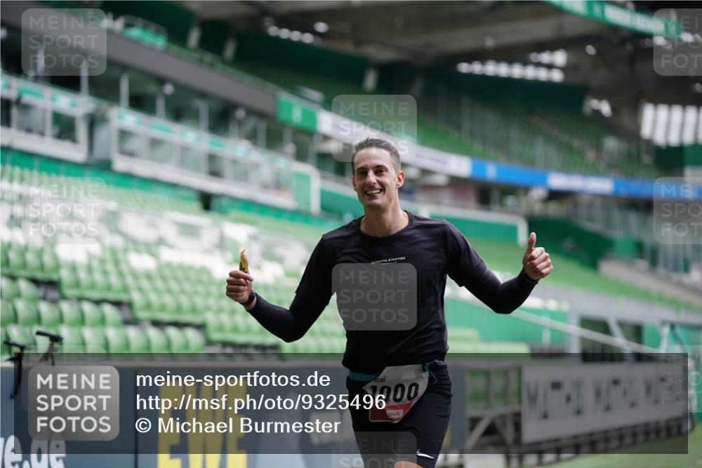 05.10.2025 - 20. swb-Marathon Bremen Michael Burmester http://msf.ph/oto/9325496 05.10.2025 12:35:24 Laufen im Stadion 235, 328, 673, 1000, 1232, 2129, 2838, 870, 925, 1221, 2151, 5608, 6927 meine-sportfotos.de