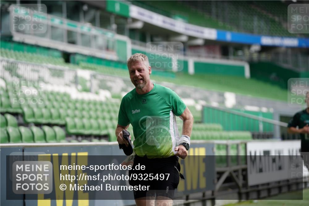05.10.2025 - 20. swb-Marathon Bremen Michael Burmester http://msf.ph/oto/9325497 05.10.2025 12:45:16 Laufen im Stadion 109, 642, 657, 819, 1055, 1146, 1631, 1790, 1883, 2013, 2188, 2666, 2719, 3197, 3218, 3219, 3251, 3327, 3342, 4358, 4571, 4786, 6150, 6302, 6633, 6996, 7440, 8169, 8351, 8382, 8747, 8828, 9130, 506, 539, 657, 917, 3150, 3219, 3982, 7099, 7525 meine-sportfotos.de