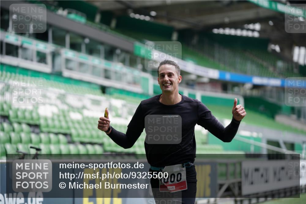 05.10.2025 - 20. swb-Marathon Bremen Michael Burmester http://msf.ph/oto/9325500 05.10.2025 12:35:25 Laufen im Stadion 235, 328, 673, 1000, 1232, 2129, 2838, 8613, 870, 925, 1221, 2151, 5608, 6927 meine-sportfotos.de