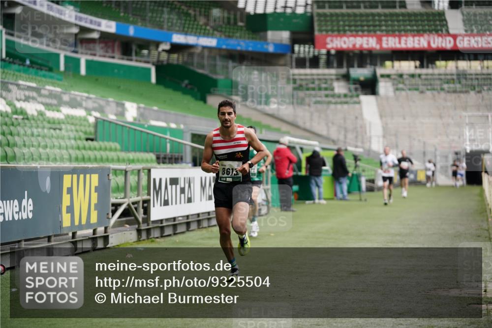 05.10.2025 - 20. swb-Marathon Bremen Michael Burmester http://msf.ph/oto/9325504 05.10.2025 12:35:31 Laufen im Stadion 235, 343, 482, 673, 1000, 1232, 2129, 2838, 8321, 8613, 328, 870, 925, 1221, 5608, 6927 meine-sportfotos.de