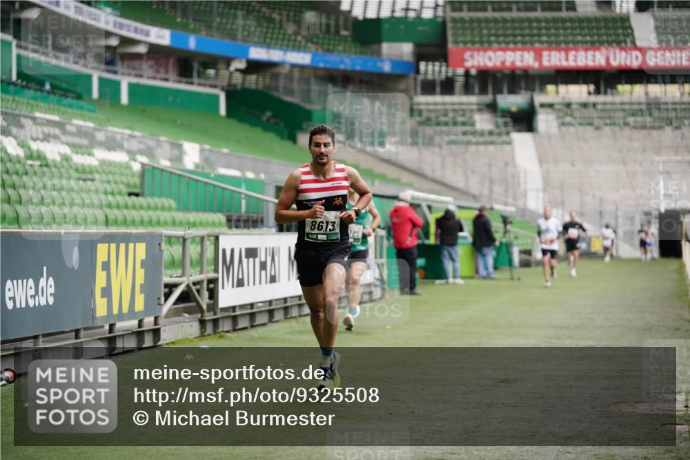 05.10.2025 - 20. swb-Marathon Bremen Michael Burmester http://msf.ph/oto/9325508 05.10.2025 12:35:31 Laufen im Stadion 235, 343, 482, 673, 1000, 1232, 2129, 2838, 8321, 8613, 328, 870, 925, 1221, 5608, 6927 meine-sportfotos.de