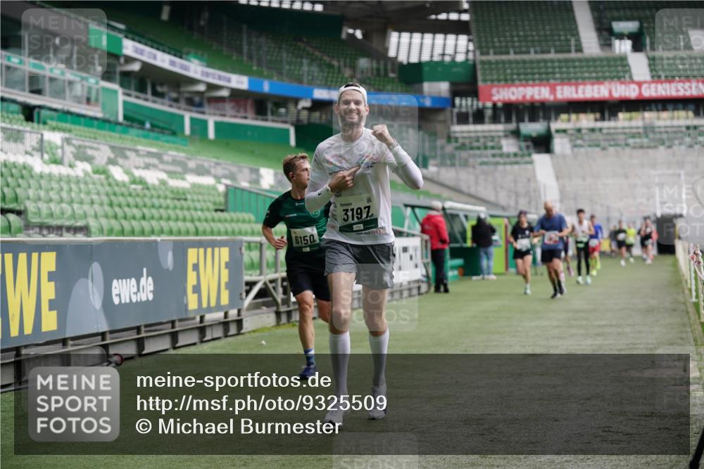 05.10.2025 - 20. swb-Marathon Bremen Michael Burmester http://msf.ph/oto/9325509 05.10.2025 12:45:18 Laufen im Stadion 109, 642, 819, 1055, 1146, 1631, 1790, 1883, 2013, 2188, 2666, 2719, 3197, 3218, 3251, 3327, 3342, 4358, 4571, 4786, 6150, 6302, 6633, 6996, 7440, 8169, 8351, 8747, 8828, 9130, 506, 539, 642, 657, 917, 3150, 3219, 3982, 7099, 7525, 8382 meine-sportfotos.de