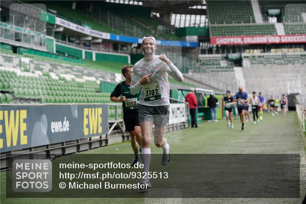 05.10.2025 - 20. swb-Marathon Bremen Michael Burmester http://msf.ph/oto/9325513 05.10.2025 12:45:18 Laufen im Stadion 109, 642, 819, 1055, 1146, 1631, 1790, 1883, 2013, 2188, 2666, 2719, 3197, 3218, 3251, 3327, 3342, 4358, 4571, 4786, 6150, 6302, 6633, 6996, 7440, 8169, 8351, 8747, 8828, 9130, 506, 539, 642, 657, 917, 3150, 3219, 3982, 7099, 7525, 8382 meine-sportfotos.de
